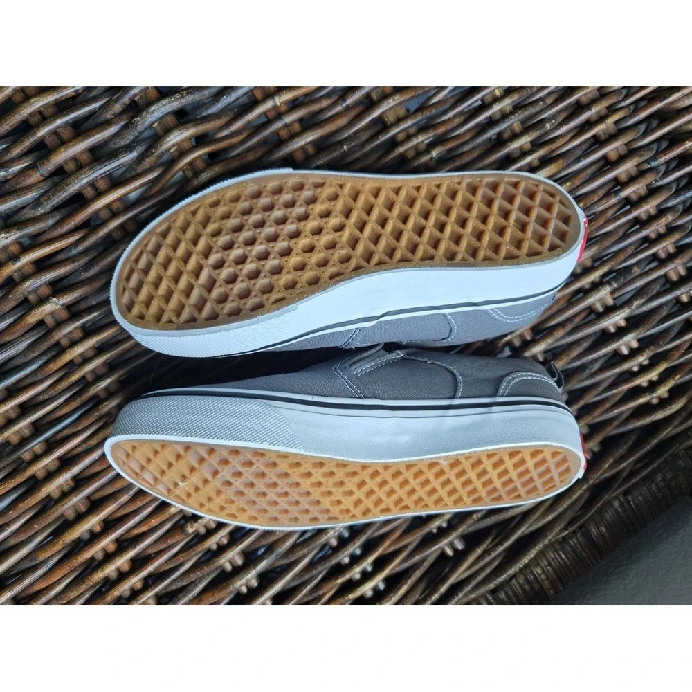 NEW  VANS Youth SHOES Size 4.  MCT0122
